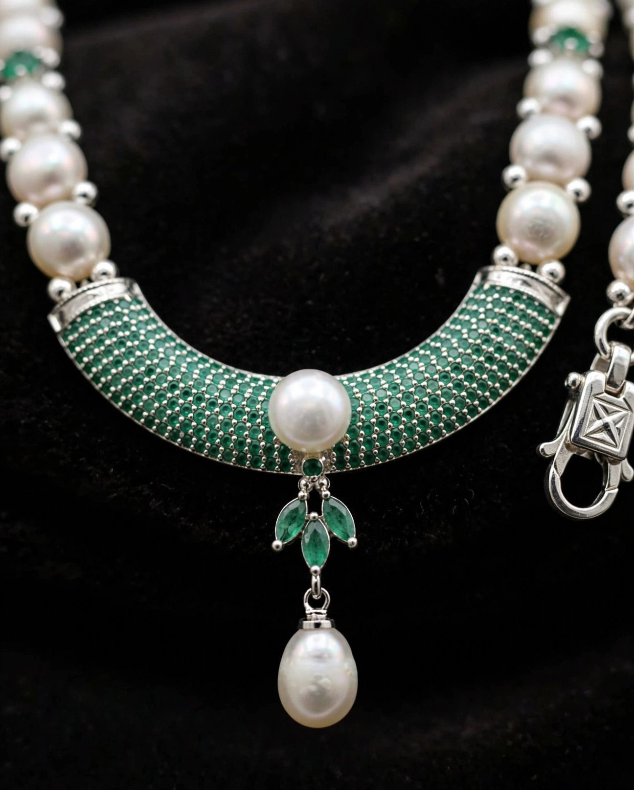 classic-pearl-necklace-closeup-1
