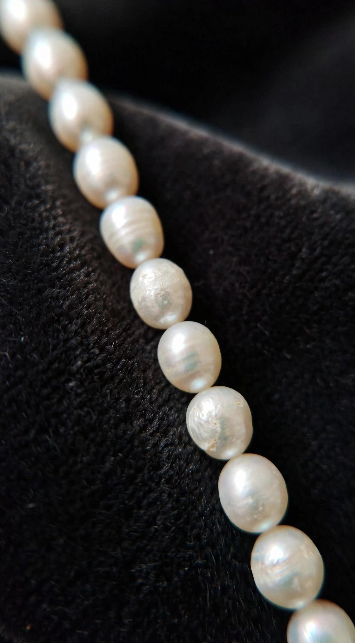 single-strand-white-pearl-necklace-closeup